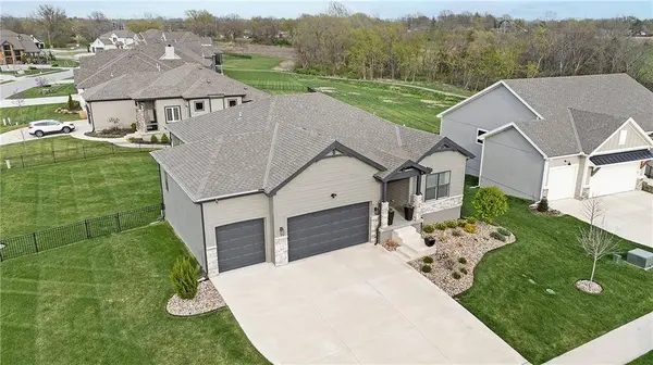 2103 NW Killarney LN, Lee's Summit, MO 64081