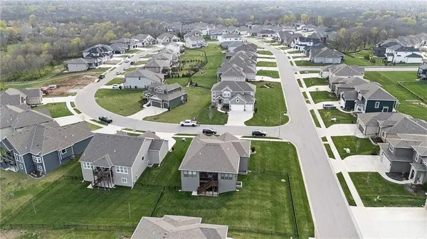 2103 NW Killarney LN, Lee's Summit, MO 64081