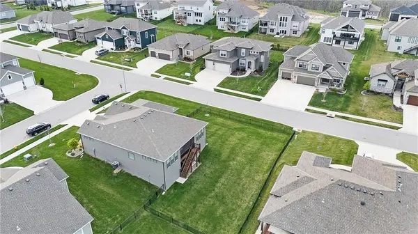 2103 NW Killarney LN, Lee's Summit, MO 64081