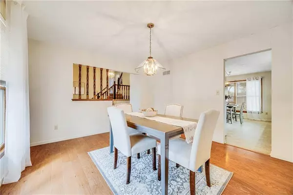 2016 NW 9th ST, Blue Springs, MO 64015