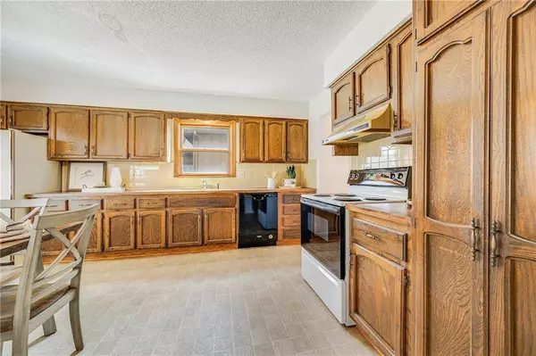 2016 NW 9th ST, Blue Springs, MO 64015