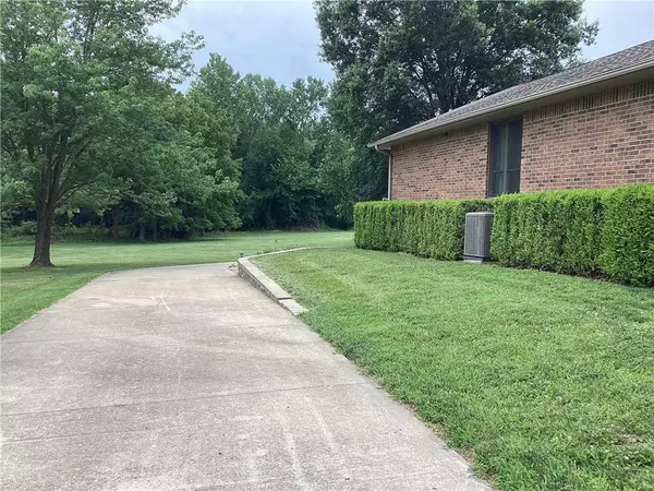 38109 E Jim Owens RD, Oak Grove, MO 64075