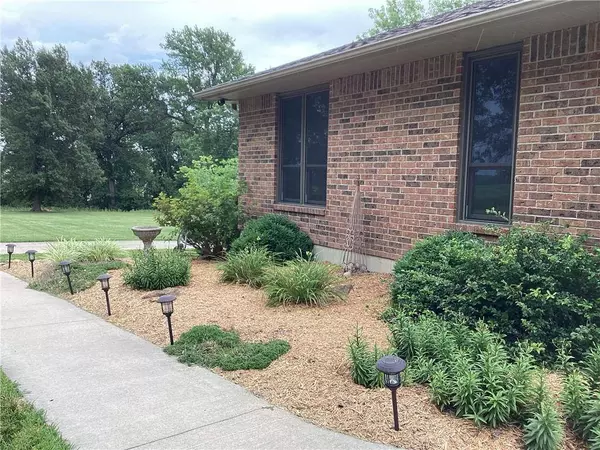 38109 E Jim Owens RD, Oak Grove, MO 64075