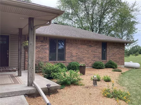 38109 E Jim Owens RD, Oak Grove, MO 64075