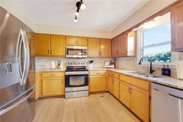 901 Stone Brook DR, Grain Valley, MO 64029