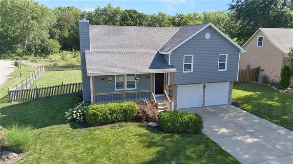 901 Stone Brook DR, Grain Valley, MO 64029