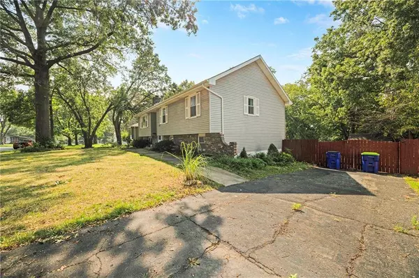 1000 SW Lakeview BLVD, Lee's Summit, MO 64081