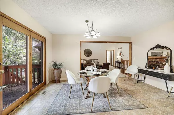 1420 NE Bronze DR, Lee's Summit, MO 64086