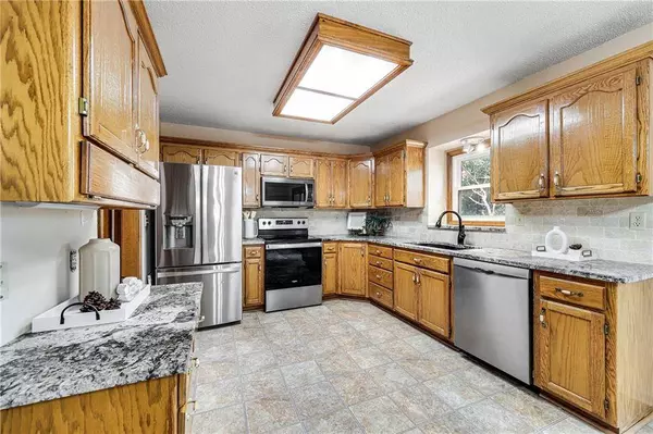 1420 NE Bronze DR, Lee's Summit, MO 64086