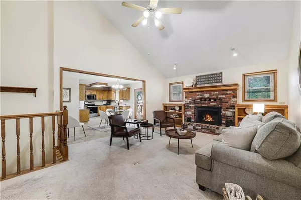 1420 NE Bronze DR, Lee's Summit, MO 64086