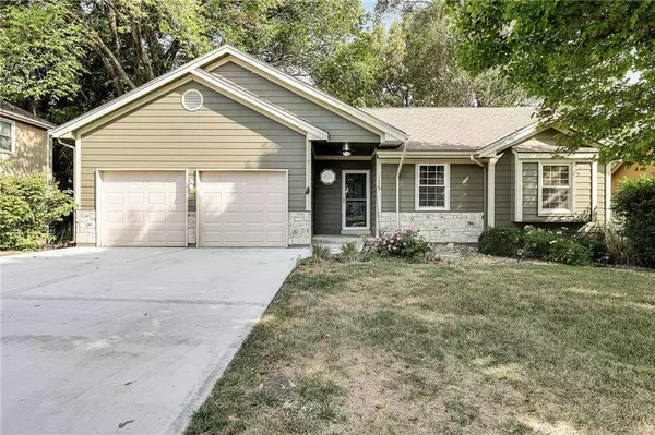 1420 NE Bronze DR, Lee's Summit, MO 64086