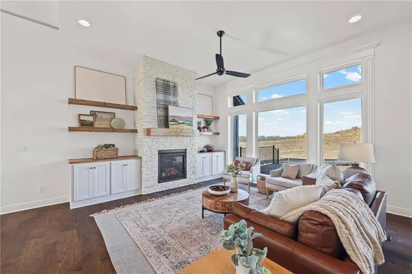 2200 S Quail DR, Independence, MO 64057