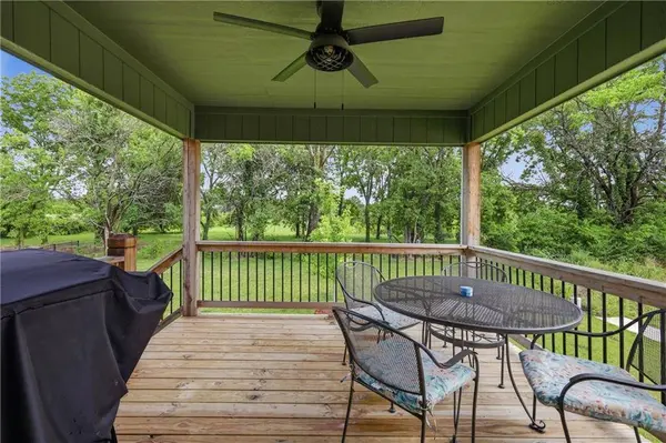 900 Crestwood DR, Grain Valley, MO 64029