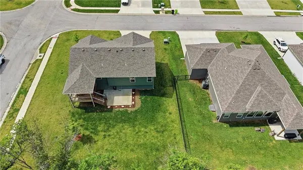 900 Crestwood DR, Grain Valley, MO 64029