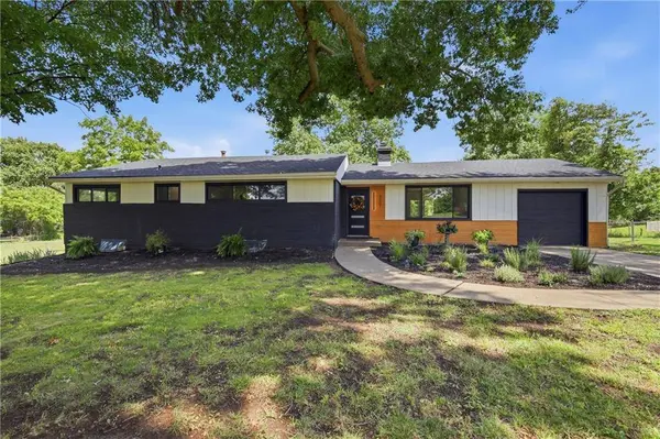 3907 SW Scherer RD, Lee's Summit, MO 64082