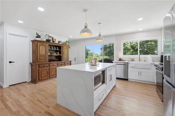 3907 SW Scherer RD, Lee's Summit, MO 64082