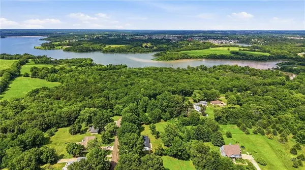 3907 SW Scherer RD, Lee's Summit, MO 64082