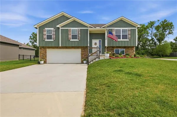 900 Crestwood DR