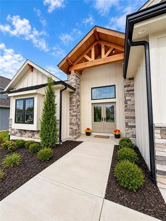 1616 SW 27th ST, Lee's Summit, MO 64082