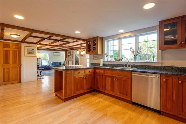 8 Old Austin RD, Newcastle, ME 04553