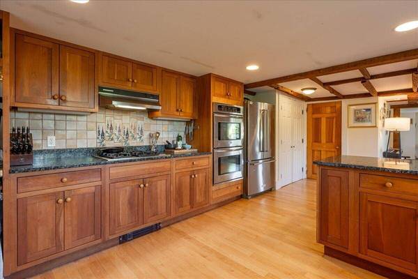8 Old Austin RD, Newcastle, ME 04553