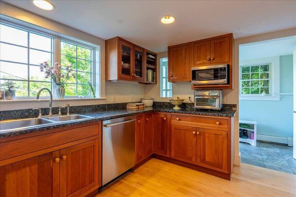 8 Old Austin RD, Newcastle, ME 04553