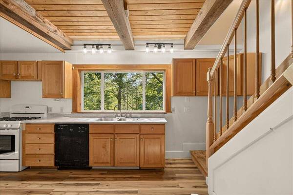 118 Toddy Pond LN, Brooks, ME 04951