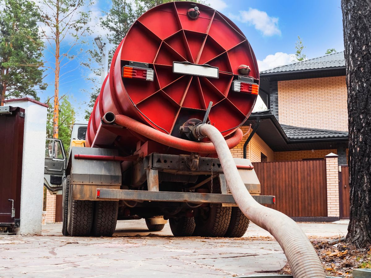 The Septic Tank Pumping Truck to pump septic tank