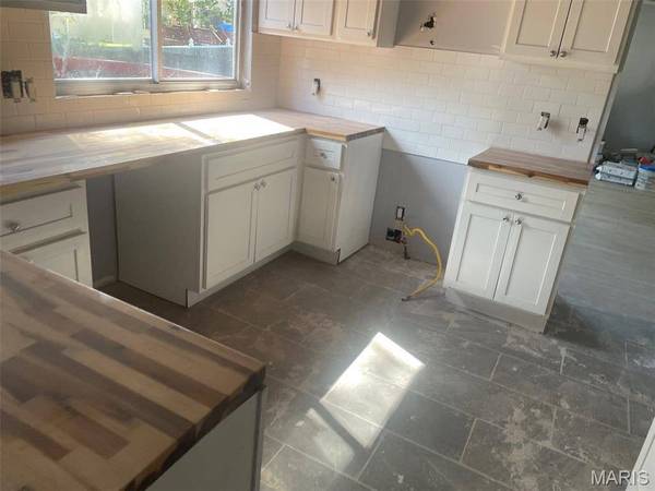 2932 Sherwood DR, Florissant, MO 63031