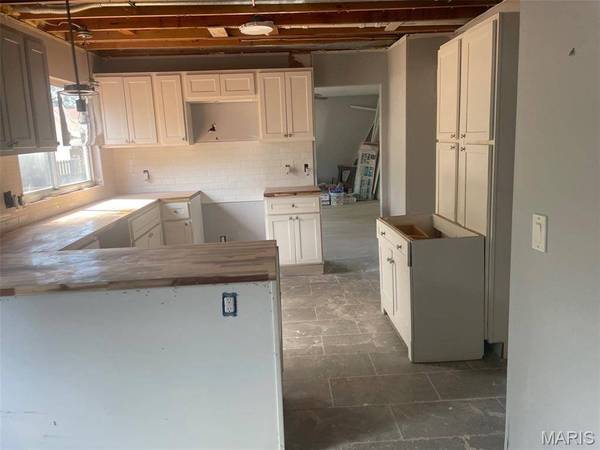 2932 Sherwood DR, Florissant, MO 63031