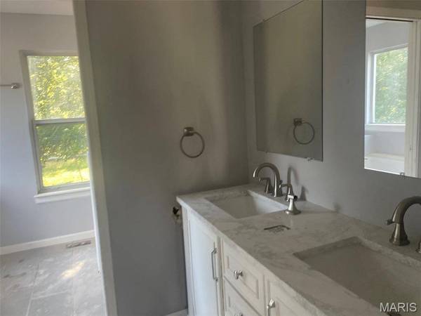 2932 Sherwood DR, Florissant, MO 63031