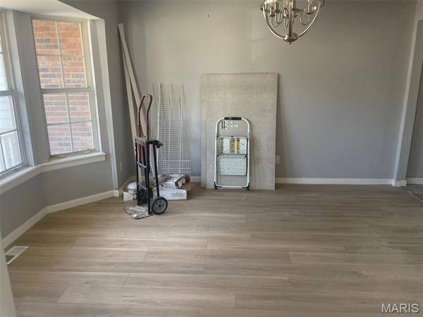 2932 Sherwood DR, Florissant, MO 63031