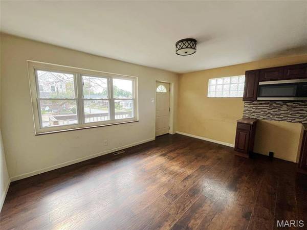 925 Iron ST, St Louis, MO 63111