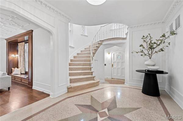 61 Lake Forest DR, St Louis, MO 63117