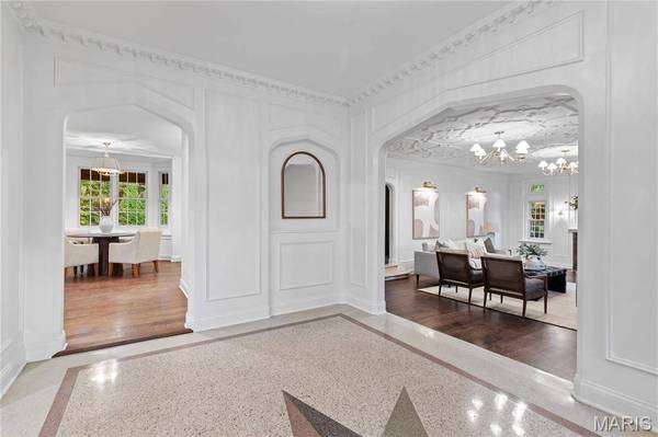 61 Lake Forest DR, St Louis, MO 63117