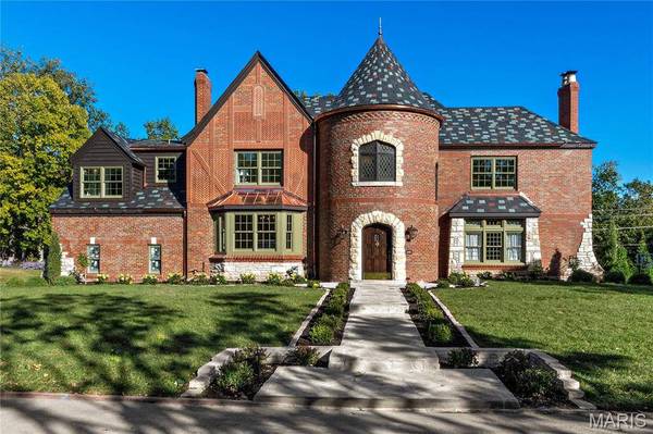 61 Lake Forest DR, St Louis, MO 63117