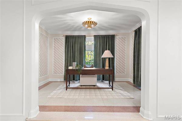 61 Lake Forest DR, St Louis, MO 63117