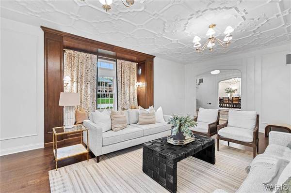 61 Lake Forest DR, St Louis, MO 63117