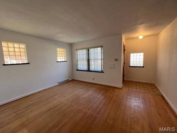 6152 Victoria AVE, St Louis, MO 63139