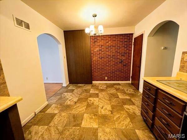 6152 Victoria AVE, St Louis, MO 63139