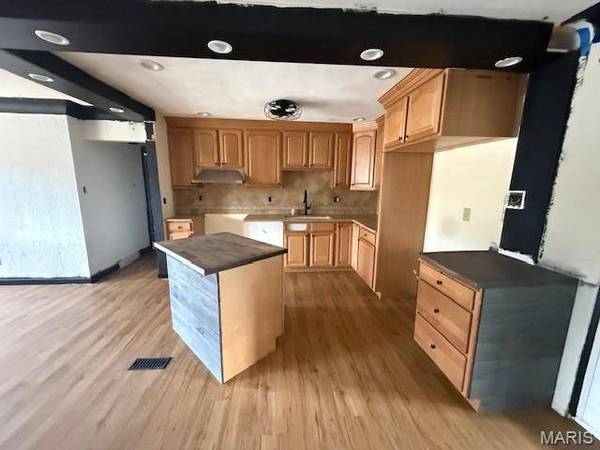 10 Wood DR, Swansea, IL 62226