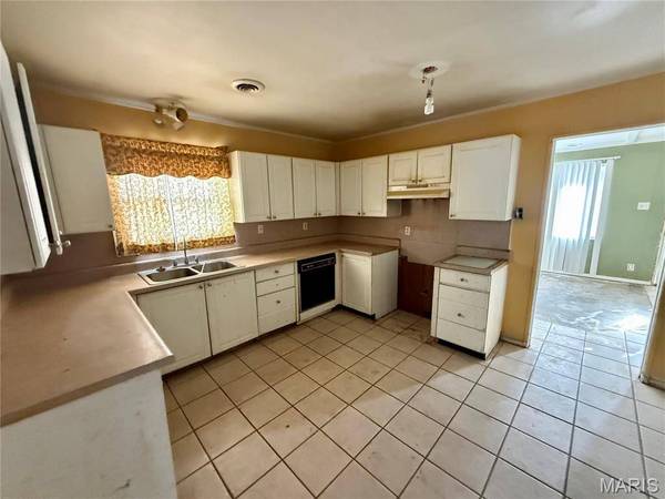 8307 Edna AVE, St Louis, MO 63135