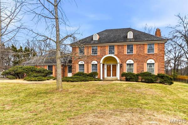 94 Meadowbrook Country Club Estate, Ballwin, MO 63011