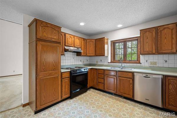 5171 Waters Edge DR, Hillsboro, MO 63050