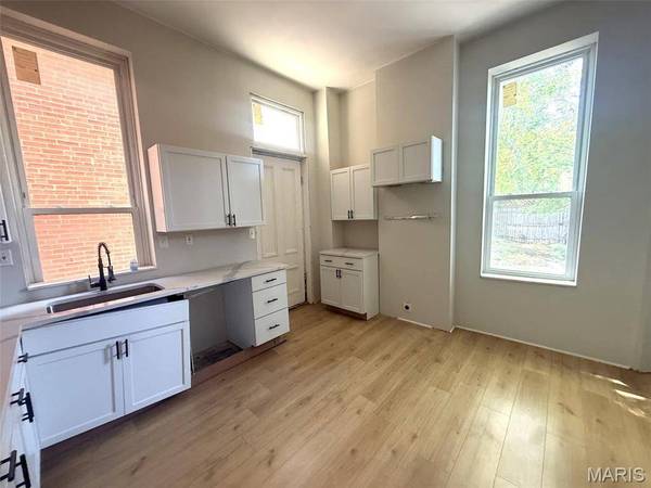 1725 Oregon PL, St Louis, MO 63104