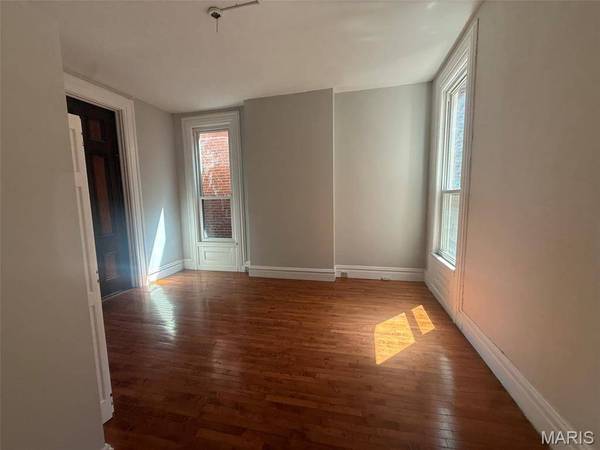 1725 Oregon PL, St Louis, MO 63104