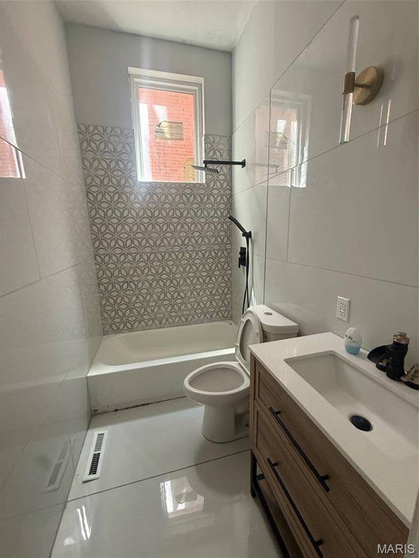1725 Oregon PL, St Louis, MO 63104