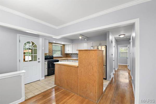 721 Montego DR, St Louis, MO 63126