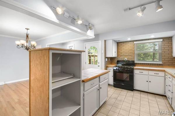721 Montego DR, St Louis, MO 63126