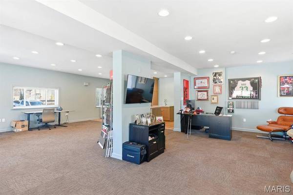 8600 Manchester RD, St Louis, MO 63144